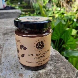 Ein Glas mit Caobali Schokoladencreme.